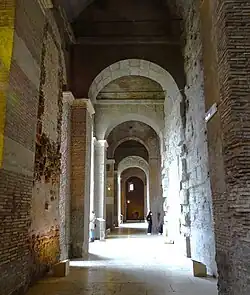 De porticus achter de bogen