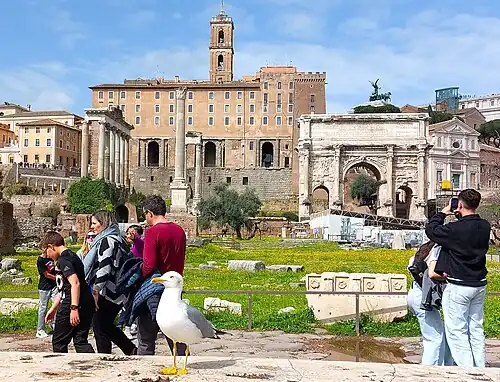 Het Tabularium gezien vanaf de Tempel van Divus Julius