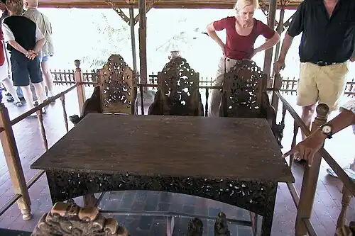 De tafel met de drie stoelen van de rechters in het gerechtsgebouw van het Klungkung-complex