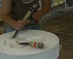 2. Franse steenbeitels met houten hecht