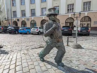 Het aanraken van de knopen van het standbeeld van de schoorsteenveger in Talinn is een vorm van bijgeloof. Het zou geluk brengen, de neus van het standbeeld wordt ook vaak aangeraakt.