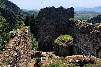 Binnenhof Tamar-kasteel met kapel (rechts)