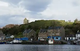 Tarbert Castle gezien vanuit de haven van Tarbert. De toren links werd toegevoegd door Jacobus IV.