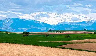 Velden in Ceyhan, Adana met Turkije, het Taurusgebergte en Aladağlar op de achtergrond