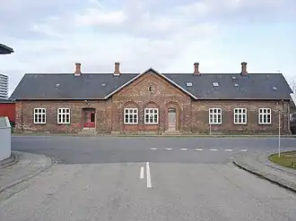 Het station vanaf de straatkant