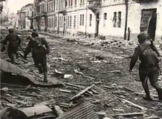 Sovjet-soldaten in de straten van Tarnopol