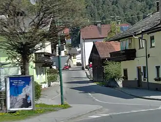 Het begin van de Tarrenzer Straße op de kruising met de Mieminger Straße (B189)
