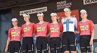 Het team aan de start van Parijs-Roubaix 2025.