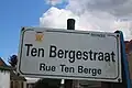 Straatnaambord van de Ten Bergestraat aan de voet.