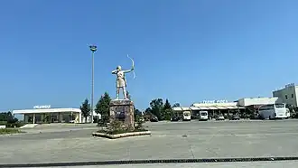 Sculptuur van een Amazone op het busstation in Terme.