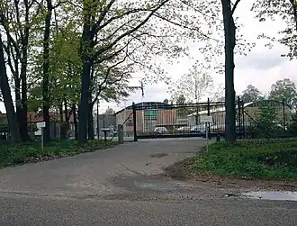 De ingang van Penitentiaire Inrichting Ter Peel met zichtbaar de nieuwbouw van het Huis van Bewaring en Gevangenis