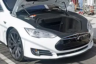 Geopende frunk in een elektrische Tesla Model S.