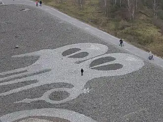 Tijdelijk kunstwerk met buitenaardsen aan de voet van de toren in 2009.