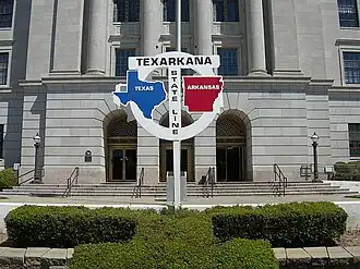 De staatgrens van de Twin cities:Texarkana (Texas) en Texarkana (Arkansas)