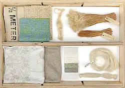 Vlas (linnen), vlasstengels, half bewerkte vlasstengels, vlasvezel,- garen, geweven en gebreide textiel van vlas, lade textielwarenkast, TextielMuseum Tilburg