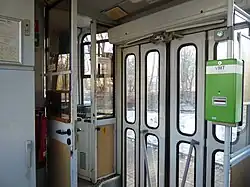 Tramvouwdeur met bovenaan de railgeleiding die bij alle vouwdeuren noodzakelijk is.