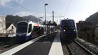 Een Avanto tram van de Tram-Train Mulhouse-Vallée de la Thur staat naast X 73500 treinstel richting Kruth