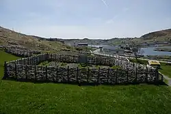 Historisch tuintje met gereconstrueerde houten omheining