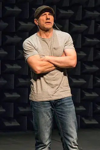 Simon McBurney in The Encounter op het Edinburgh Festival, 2015