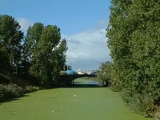 Het Afvoerkanaal ter hoogte van de Segbroeklaan; hier gaat de Haagse Beek via duikers onderdoor.