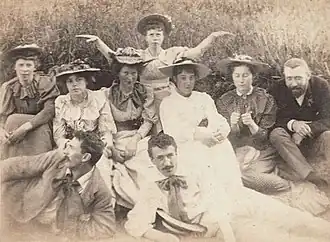 Achterste rij: Margaret Macdonaldmiddenste rij van L-R: Frances MacDonald, Katharine Cameron, Janet Aitken, Agnes Raeburn, Jessie Keppie, John Keppieonderste rij van L-R: Herbert McNair, Charles Rennie Mackintosh (circa 1894).