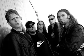 alt=The New Dominion in Tilburg 2007, Nederland
Van links naar rechts: Bart Schoorl, Marc van Stiphout, Yuma van Eekelen, Michiel Oskam, Tom Adams