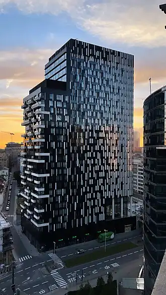 The One tijdens zonsondergang