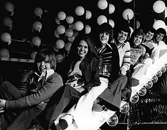 The Osmonds in 1974 met Jimmy Osmond vooraan in het wagentje