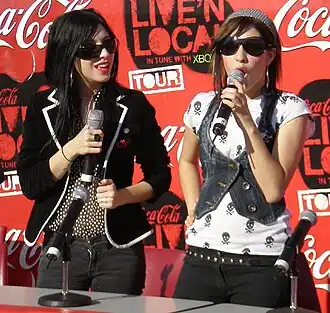 The Veronicas tijdens een interview (2006)