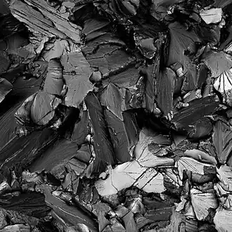 Bros breukvlak van een laag-koolstofstaal. De egale vlakken op het breukvlak zijn duidelijk zichtbaar.