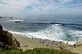 Branding op La Jolla Beach, waar golven van de Stille Oceaan krachtig tegen de kustlijn slaan – een karakteristiek beeld van de Zuid-Californische kust.
