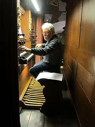 Theo Jellema aan het Müllerorgel van de Grote of Jacobijnerkerk te Leeuwarden