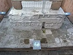 Reliëf met de oprichting van de obelisk