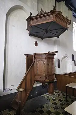 Kansel uit 1630 met een kuip met barokke boogpanelen tussen gecanneleerde zuiltjes. De lessenaar is 18e-eeuws