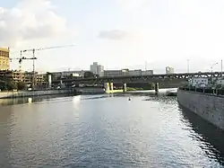 Een van de bruggen van de Derde Ring over de Moskva bij Moscow City