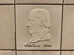 De afbeelding van Thomas Lord in het tegelwerk