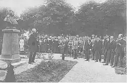 Onthulling van het borstbeeld van Thomson in 1919. Luitenant-generaal Pop hield hierbij een toespraak.