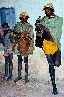 Drie Malagassische muzikanten, de middelste bespeelt een kabosy