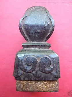 Vergulde zegel met houten greep