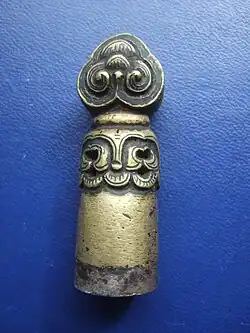 Private zegel met op afbeelding op bronzen greep van de paddenstoel ganoderma lucidum