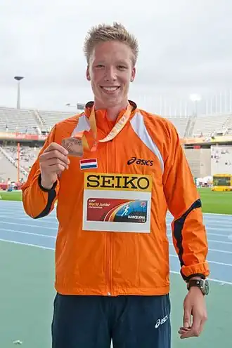 Tim Dekker met zijn op de WJK van 2012 in Barcelona behaalde medaille.