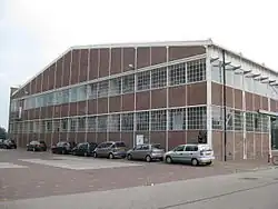 De voormalige timmerwerkplaats, hoofdkantoor van Paramount Benelux (2011)