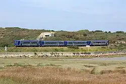 Een trein langs de baai van Plouharnel