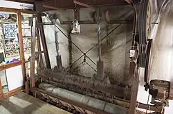 Eenvoudige viltmachine in werkplaats in Tire, Turkije. Een rol natte, ingezeepte wol wordt bewerkt door er herhaaldelijk een houten balk op te laten vallen.