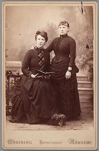 Van der Tuuk (links) met haar partner Rosa Roosegaarde Bisschop, ca. 1885 (foto Bruining, Arnhem)