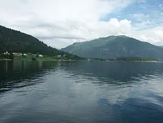 De fjord in de zomer, gezien vanaf de noordelijke oever richting het westen.