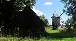 Schuur en windmolen in de omgeving van het geboortehuis