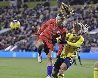 met Tobin Heath (links) in duel