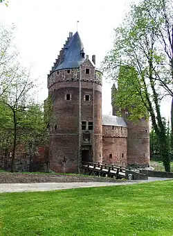 Brug over de drooggelegde slotgracht van het Kasteel van Beersel