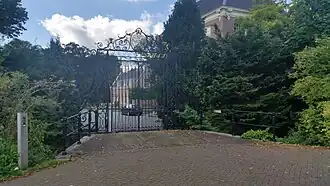 Het toegangshek (september 2019)